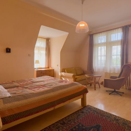 Apartman s balkónem s privátní koupelnou mimo apartmán s manželskou postelí s 1 ložnicí (s možností přistýlky)