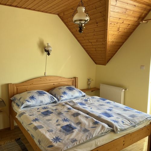 Apartament 2-osobowy na piętrze z balkonem z 1 pomieszczeniem sypialnianym (możliwa dostawka)