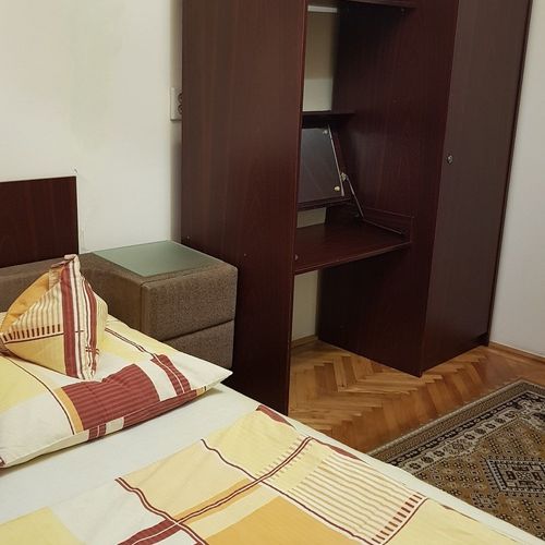 Pokoj se sprchou s manželskou postelí na poschodí