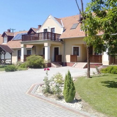 Apartament 2-osobowy z balkonem z widokiem na ogród z 1 pomieszczeniem sypialnianym (możliwa dostawka)