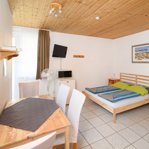 Apartament la parter cu terasă cu 2 camere pentru 4 pers.