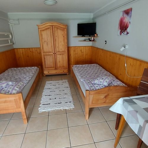 Apartman pro 2 os. s 1 ložnicí s výhledem do dvora na přízemí