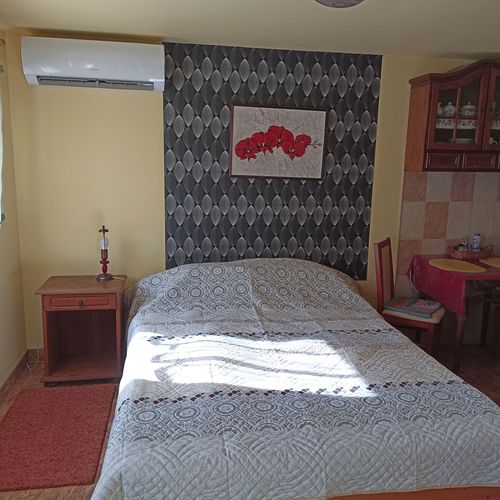 Apartament la etaj cu vedere spre curte cu 1 camera pentru 2 pers.