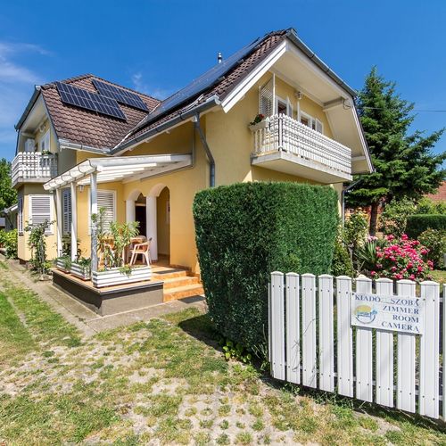 Apartament cu balcon cu aer condiționat cu 2 camere pentru 4 pers. (se poate solicita pat suplimentar)