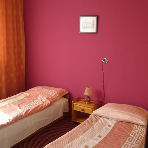Camera single standard cu vedere spre oraș