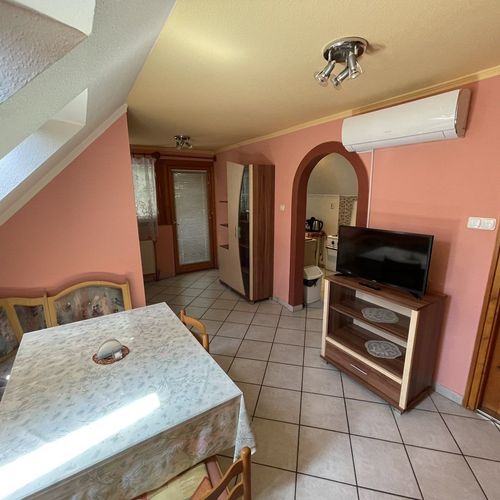 Apartament la etaj cu balcon cu 2 camere pentru 4 pers.