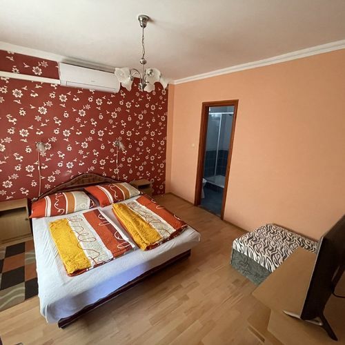 Apartament confort la parter cu 2 camere pentru 5 pers.