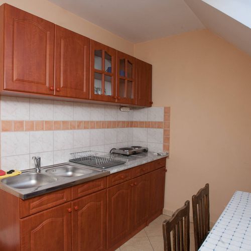 Apartament la etaj cu chicinetă proprie cu 1 camera pentru 2 pers. (se poate solicita pat suplimentar)