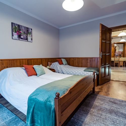 Pokoj s klimatizací s privátní koupelnou mimo apartmán pro 3 os.