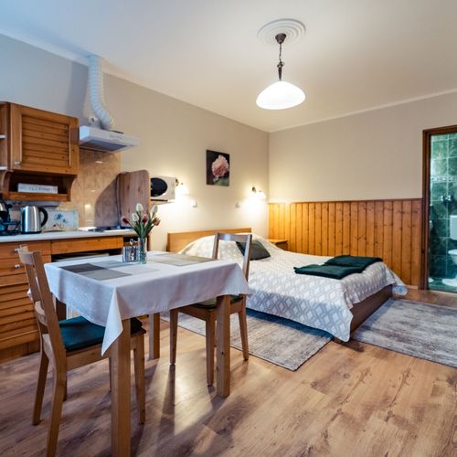 Pokoj s klimatizací s privátní koupelnou mimo apartmán s manželskou postelí