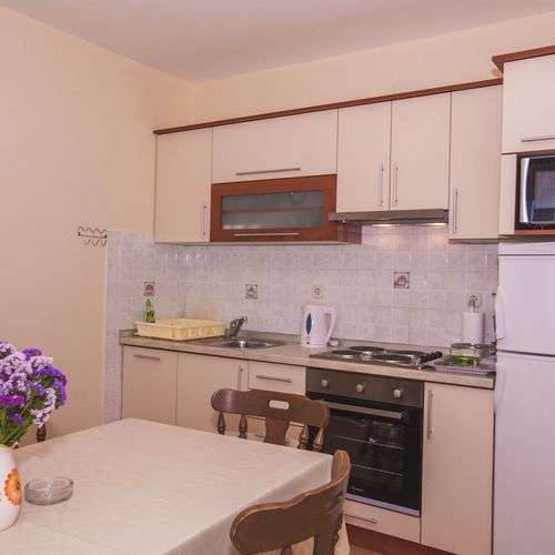 Apartman pro 9 os. se 3 ložnicemi s výhledem do zahrady na poschodí