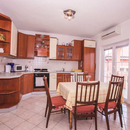 Apartman pro 6 os. se 3 ložnicemi s výhledem do zahrady na poschodí