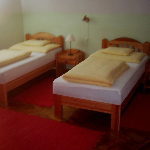 Apartament la etaj cu baie cu 2 camere pentru 4 pers. (se poate solicita pat suplimentar)