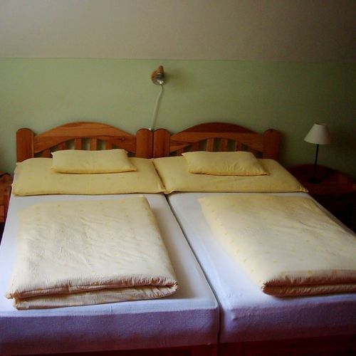 Apartament la parter cu baie cu 1 camera pentru 2 pers. (se poate solicita pat suplimentar)