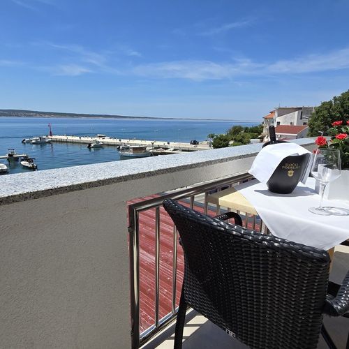 Apartman pro 4 os. se 2 ložnicemi s výhledem na moře na poschodí
