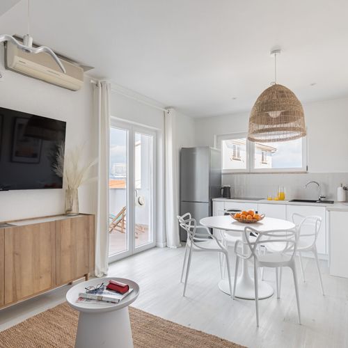 Apartman pro 4 os. se 2 ložnicemi s výhledem na moře na poschodí