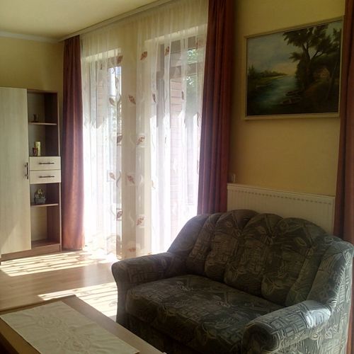 Apartament la parter cu vedere spre grădină cu 2 camere pentru 4 pers.