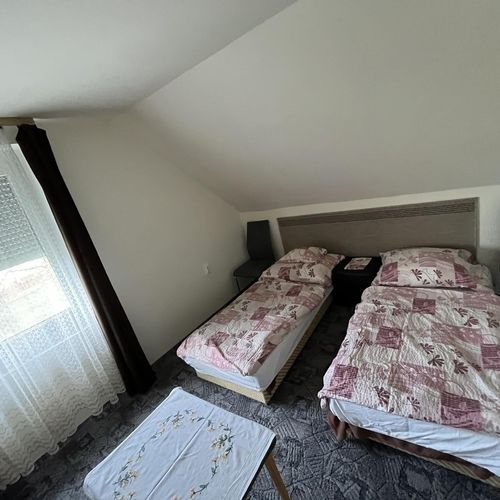 Apartman s balkónem pro 6 os. se 3 ložnicemi na poschodí (s možností přistýlky)