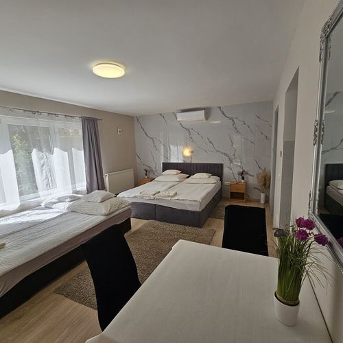 Apartman s balkónem s manželskou postelí s 1 ložnicí na přízemí (s možností přistýlky)