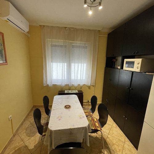 Apartament confort la parter cu 2 camere pentru 5 pers.