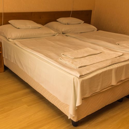 Camera tripla standard cu baie