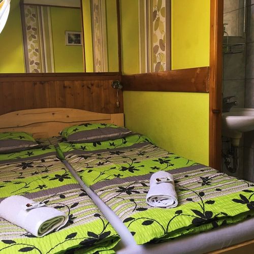 Apartament la etaj cu vedere spre curte cu 1 camera pentru 3 pers.