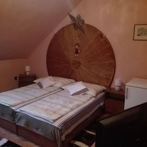 Camera tripla la etaj cu baie