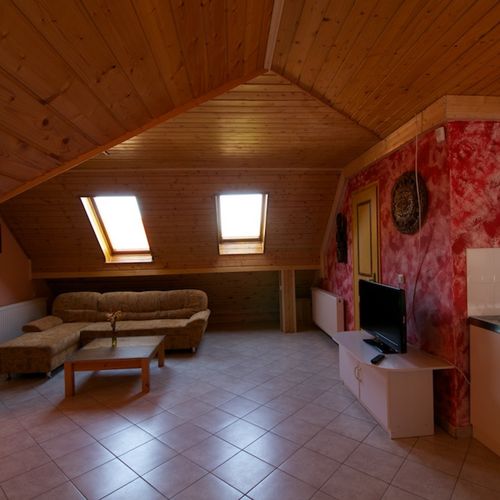 Apartament la mansardă cu baie cu 3 camere pentru 10 pers.