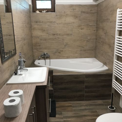 Apartament family 2 + cu baie cu 1 camera pentru 2 pers. (se poate solicita pat suplimentar)