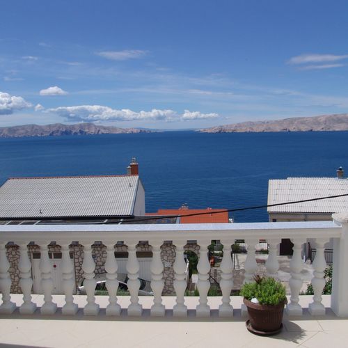 Apartament la etaj cu vedere spre mare cu 3 camere pentru 8 pers. (se poate solicita pat suplimentar)