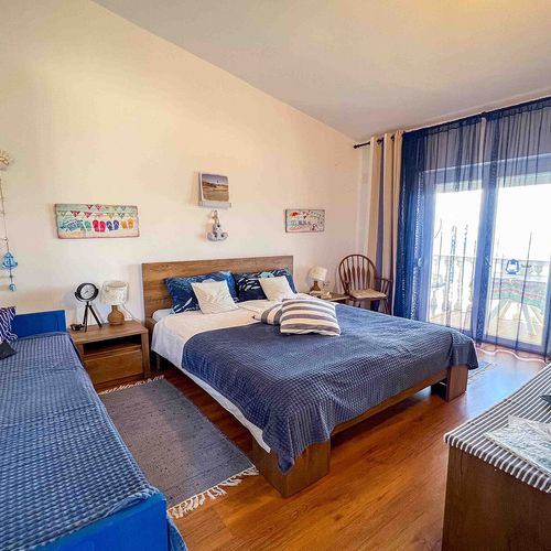 Apartament la etaj cu vedere spre mare cu 2 camere pentru 4 pers. (se poate solicita pat suplimentar)
