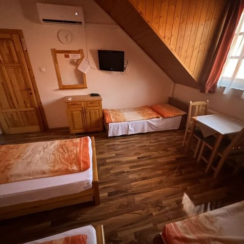 Camera twin la etaj cu aer condiționat (se poate solicita pat suplimentar)