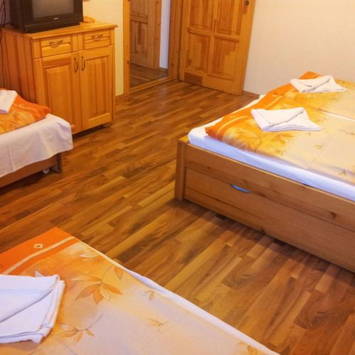 Camera twin la etaj cu aer condiționat (se poate solicita pat suplimentar)