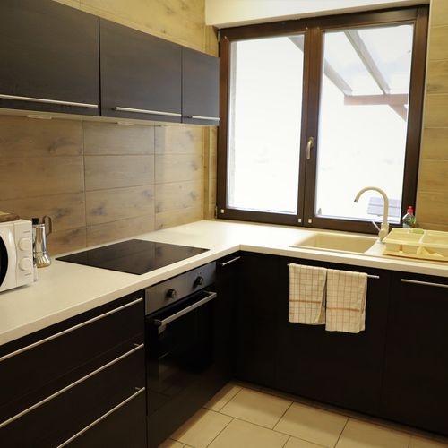 Apartament la parter cu aer condiționat cu 2 camere pentru 5 pers.