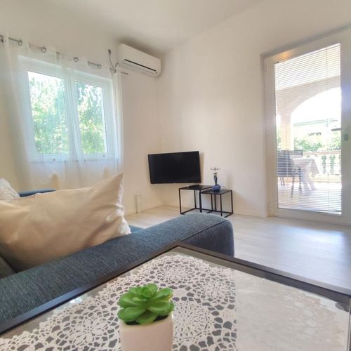 Apartament la parter cu balcon cu 2 camere pentru 4 pers.