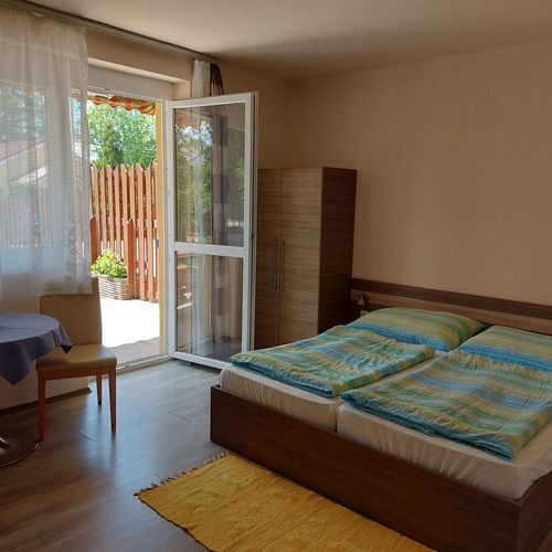 Apartament la parter cu vedere spre grădină cu 1 camera pentru 2 pers. (se poate solicita pat suplimentar)