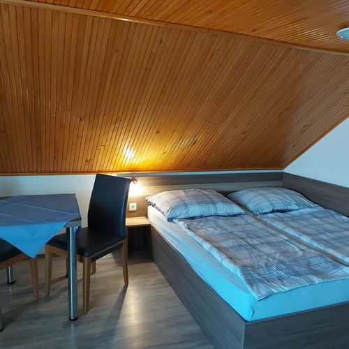 Apartament la mansardă cu vedere spre grădină cu 1 camera pentru 2 pers.