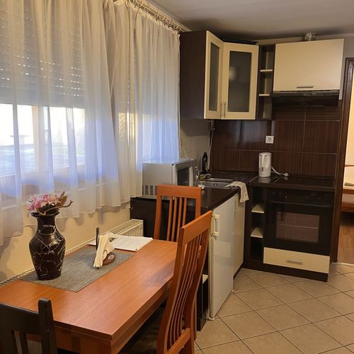 Apartament la parter cu baie cu 2 camere pentru 5 pers.
