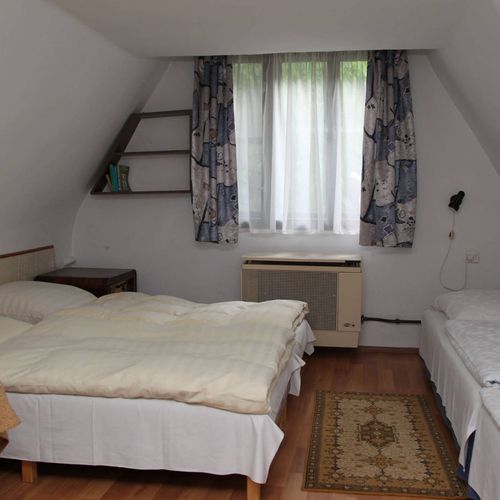Apartament întreaga unitate cu balcon cu 4 camere pentru 12 pers. (se poate solicita pat suplimentar)
