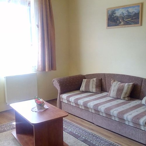 Apartament la etaj cu vedere spre curte cu 2 camere pentru 4 pers.
