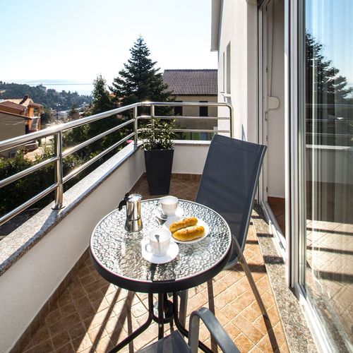 Apartament studio cu vedere parțială spre mare cu 1 camera pentru 2 pers.