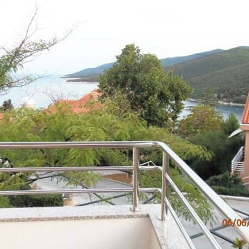 Apartament la etaj cu vedere spre mare cu 2 camere pentru 4 pers.