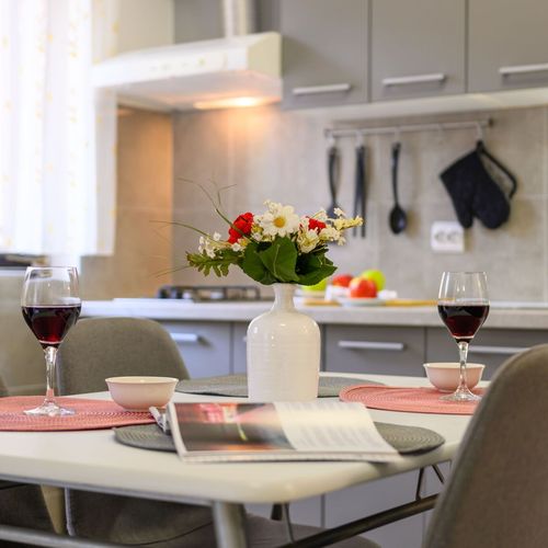 Apartament a5 la parter cu 2 camere pentru 4 pers.
