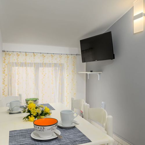 Apartament a6 la etaj cu 2 camere pentru 4 pers.