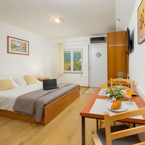 Apartament a7 la parter cu 1 camera pentru 2 pers.