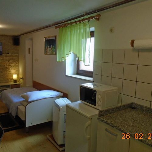 Apartament la parter cu vedere spre curte cu 2 camere pentru 2 pers.