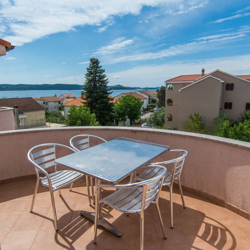 Apartament 4-osobowy z balkonem pokój od strony basenu z 2 pomieszczeniami sypialnianymi (możliwa dostawka)