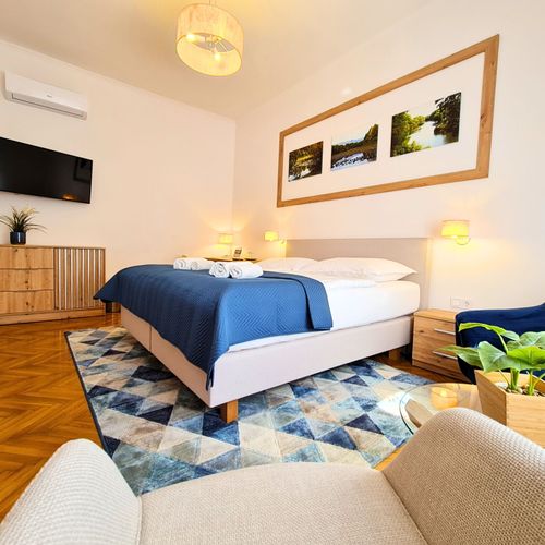 Pokoj s manželskou postelí s výhledem do zahrady přízemní