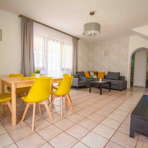 Apartament la parter cu vedere spre grădină cu 3 camere pentru 6 pers.
