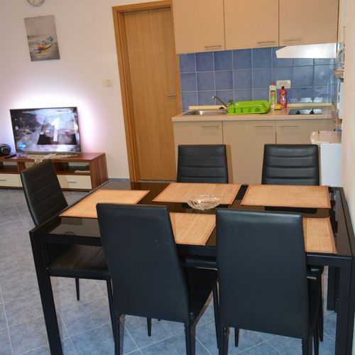 Apartament family cu vedere spre curte cu 2 camere pentru 4 pers. (se poate solicita pat suplimentar)